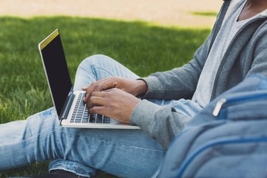 Erkek dizüstü closeup açık havada yazarak eller