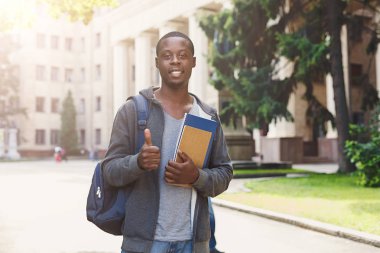 Üniversitesi'nde kitaplarla Afrikalı-Amerikalı öğrenci
