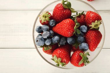 Karışık meyveli cam kase closeup, üstten görünüm