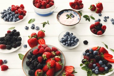 Sağlıklı bir kahvaltı meyve ve yoğurt Beyaz ahşap tablo