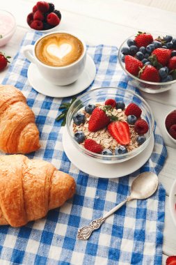 Continental Kahvaltı croissants ve çilek damalı c ile