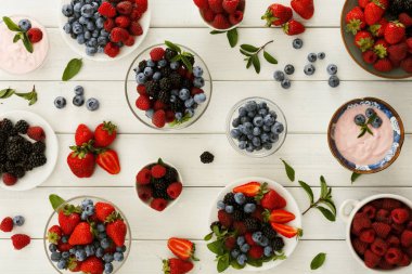 Sağlıklı bir kahvaltı meyve ve yoğurt Beyaz ahşap tablo