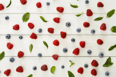 Beyaz ahşap masa üstü görünümünde çeşitli meyveler