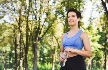 Kadın atlet molası, içme suyu verdikten