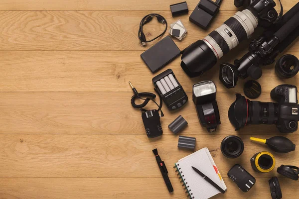 Equipo de fotógrafo y bloc de notas en blanco — Foto de Stock