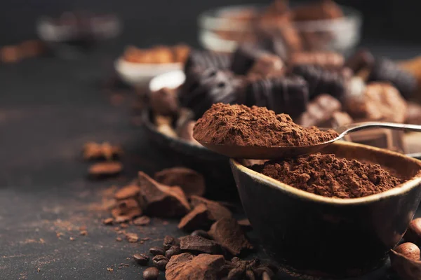 Cacao kom en geplette chocoladestukjes op grijze achtergrond — Stockfoto