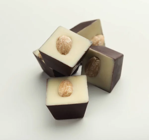 Cukorka, csokoládé, dió, elszigetelt fehér — Stock Fotó