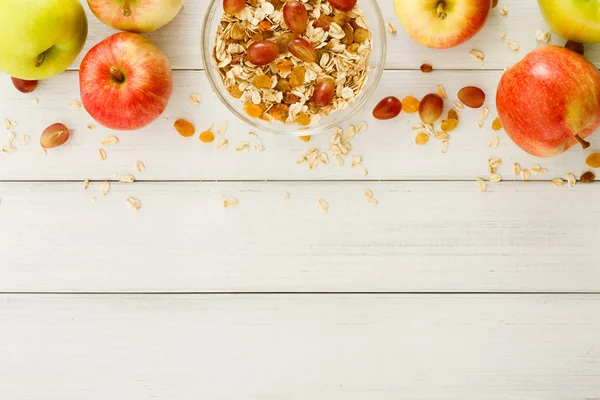 Refeições matinais saudáveis com muesli e maçãs — Fotografia de Stock