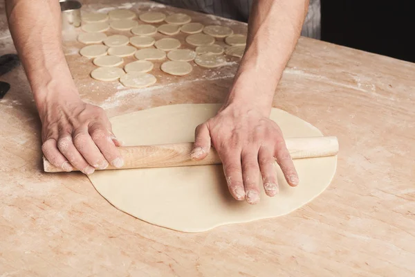 Preparing dumplings with meat, rolling out dough — Stock Photo, Image