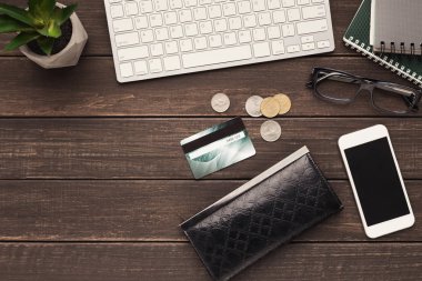 Para ve ahşap masa üstünde smartphone