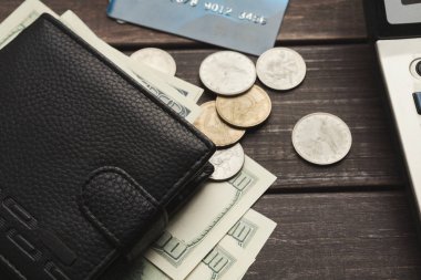 Banknotların madeni para ve kredi kartı ile cüzdan