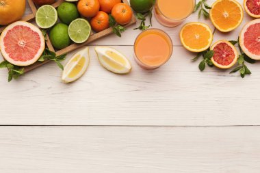 Olgun turuncu ahşap arka plan üzerinde çeşitli