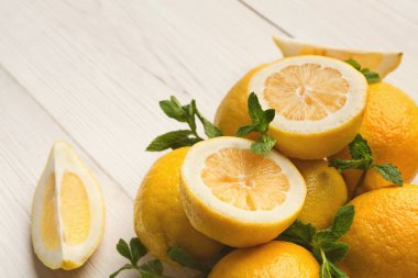 Beyaz ahşap üzerine limon ve limes yığın