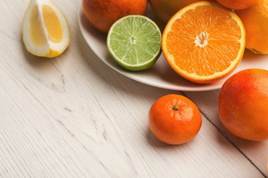 Yığın turuncu ve beyaz tahta üzerinde suyu cam