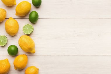 Beyaz ahşap plakalar, üstten görünüm üzerinde limon kenarlığını