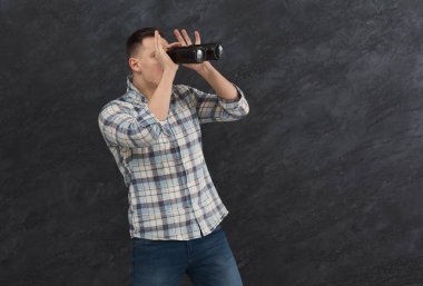 Adam bira gözlük arıyor