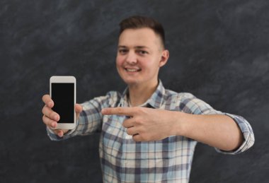 Yakışıklı adam Smartphone studio holding