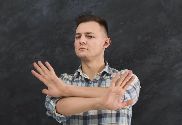 Uomo facendo segno di stop con le mani incrociate — Foto Stock