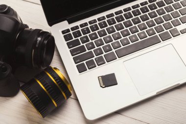 Bilgisayarda fotoğraf kamera, lens ve bellek kartı
