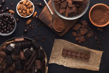 Çikolata ve fındık siyah arka plan üzerine Üstten Görünüm