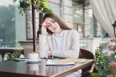 Yorgun işkadını açık havada kahve içme