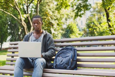 Onun laptop açık havada üzerinde çalışan erkeğin konsantre