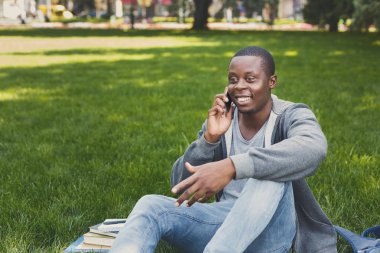 Cep telefonu açık havada üzerinde konuşan adam gülümseyen