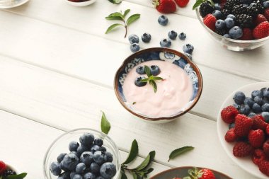 Zengin bir beyaz tahta masada Kahvaltı