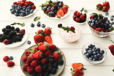 Sağlıklı bir kahvaltı meyve ve yoğurt Beyaz ahşap tablo