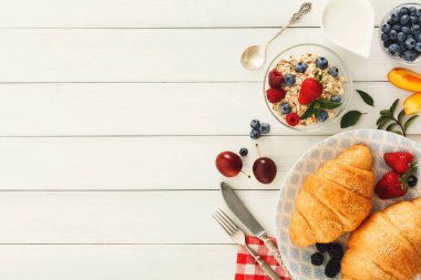 Continental Kahvaltı croissants ve beyaz tahta üzerinde çilek ile