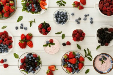 Sağlıklı bir kahvaltı meyve ve yoğurt Beyaz ahşap tablo