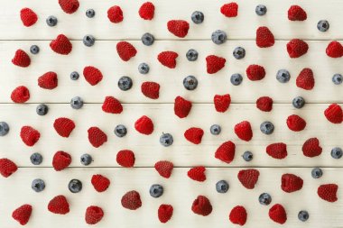 Beyaz ahşap masa üstü görünümünde çeşitli meyveler