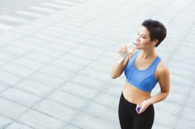 Kadın atlet molası, içme suyu verdikten