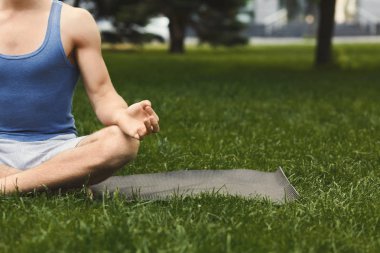 Genç adam pratik yoga, meditasyon poz sakin ol