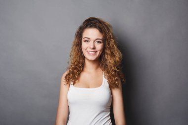 Kızıl saçlı kız stüdyoda poz gülümseyen