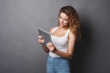 Genç kız evde dijital tablet kullanma