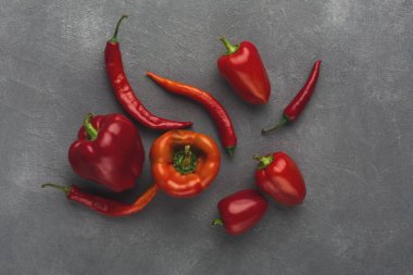 Gri ahşap zemin üzerine taze sebze