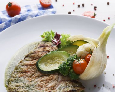 Mükemmel terbiyeli ızgara biftek sebze ve sos ile dekore edilmiş