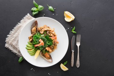 Sıcak salata ızgara deniz ürünleri düz ile yatıyordu