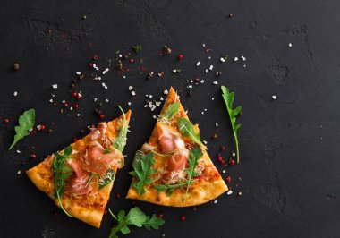Pizza jambon ve roket salata kopya alanı ile
