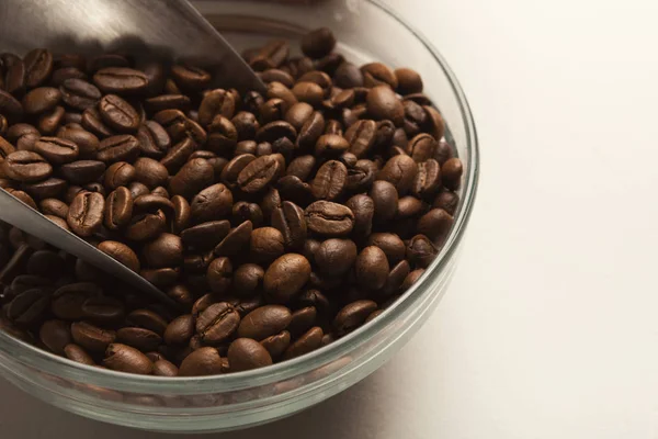 Closeup of bowl with roasted coffee beans on white background — Stock Photo, Image