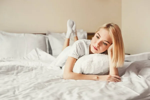 Csinos, fiatal nő, a szállodai szobában ágy — Stock Fotó