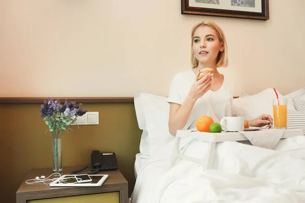 Beautiful young woman having breakfast — Stock Photo, Image