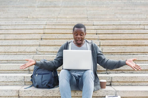 Απελπισμένος φοιτητής κάθεται σε σκαλοπάτια με φορητό υπολογιστή — Φωτογραφία Αρχείου