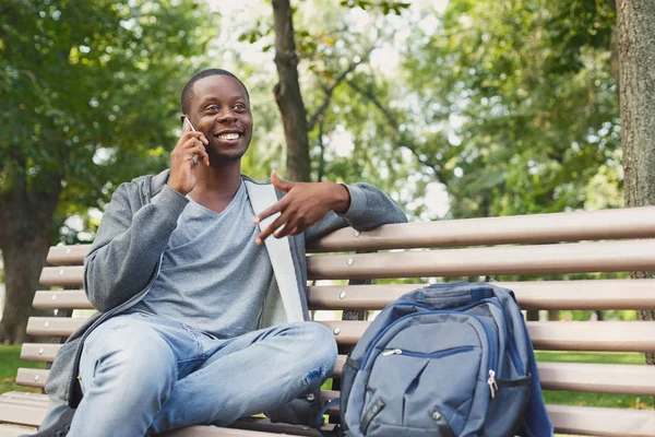 Ler man talar på mobiltelefon utomhus — Stockfoto