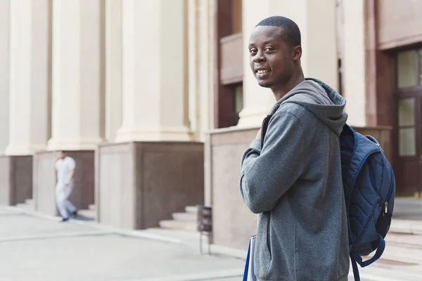 Estudante afro-americano com bolsa na universidade — Fotografia de Stock