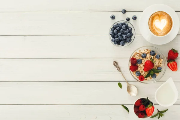 Colazione sana e gustosa su legno bianco, vista dall'alto — Foto Stock