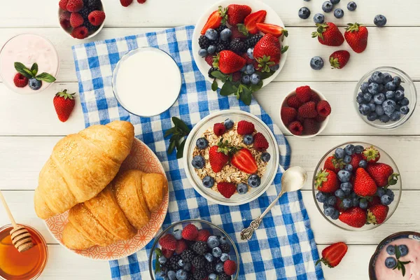 Desayuno continental con cruasanes y bayas a cuadros c —  Fotos de Stock