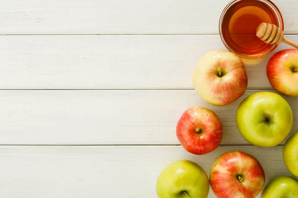 Fundo de colheita sazonal com maçãs e mel — Fotografia de Stock