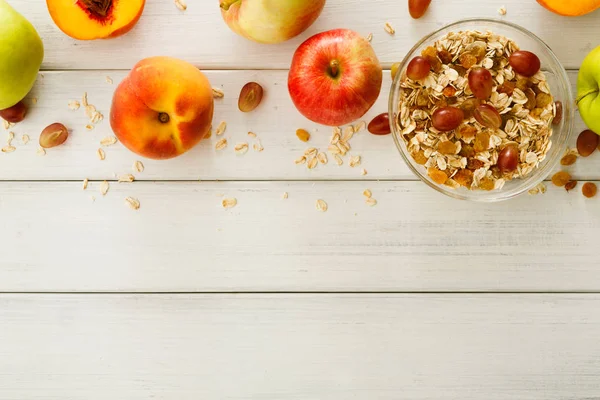 Refeições matinais saudáveis com muesli e maçãs — Fotografia de Stock